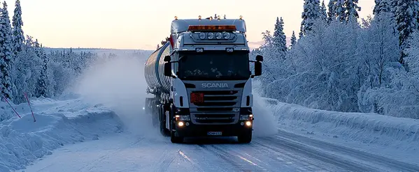 Lastbil på vinterväg